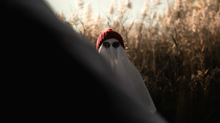 얼굴을 가리고 있는 사람