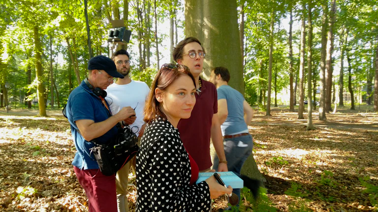 긍정적인 추세를 보이는 성장 차트를 보는 사람