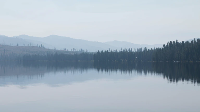 고요한 호숫가에서 명상하는 사람