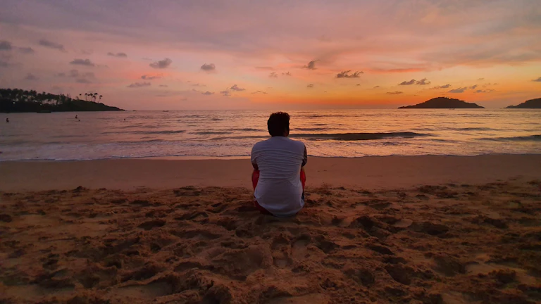 돈복이 끊겨도 새로운 부를 만드는 비법 3 일출을 보며 명상하는 사람