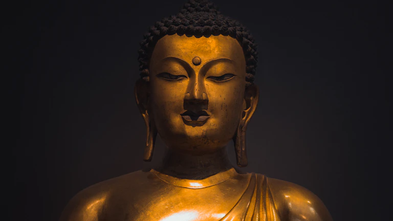 명상하며 금빛 기운을 받는 사람