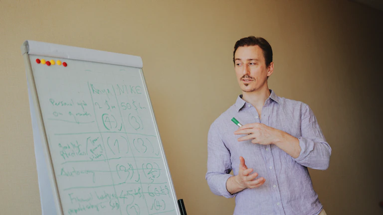 프로젝트를 발표하는 사람