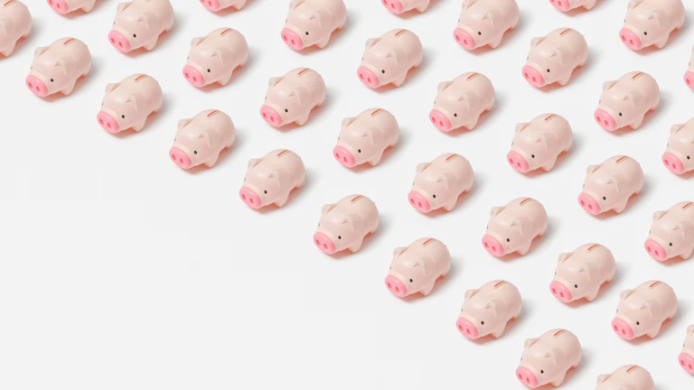 2026년 하반기 재물운 추천 인생 역전 황금 개운법 3 돼지 저금통에 동전을 넣는 사람