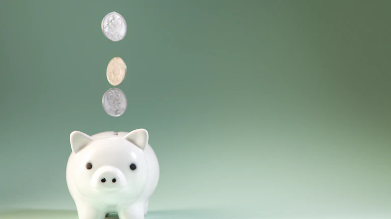 저금통에 돈을 모으는 사람