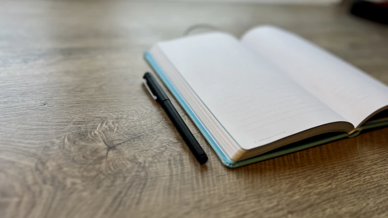 노트에 무언가를 열심히 적는 사람