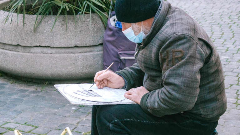 기미일주 여자, 2026년 대박 나는 재물운 비밀 완벽 분석 3 플래너에 무언가를 적고 있는 사람