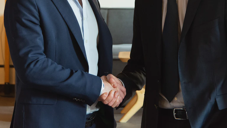 협상이 타결되어 악수를 나누는 모습