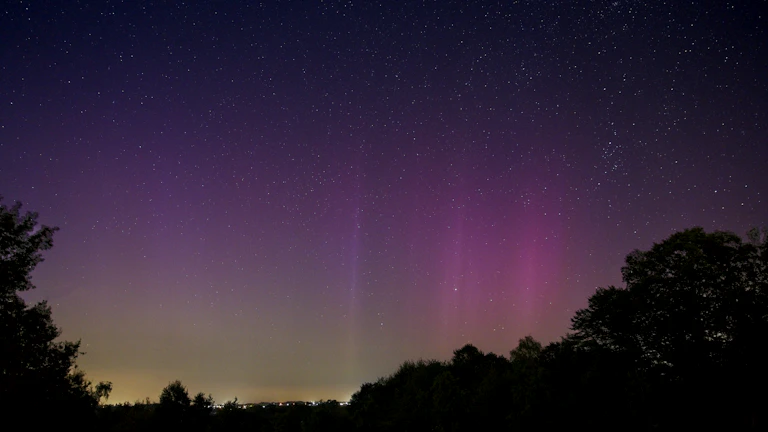 후회하는 표정으로 지나간 기회를 바라보는 여성