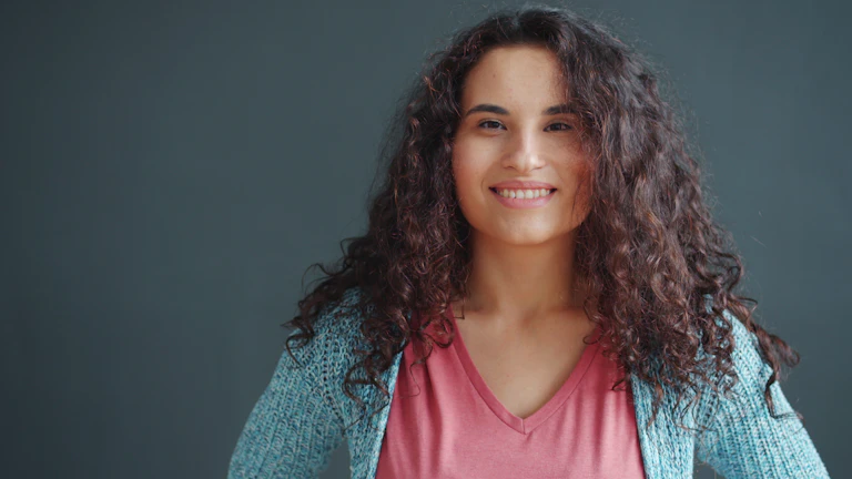 정인 과다 사주, 엄마 품 벗어나 홀로 서는 비법 3 자신감 있게 미소 짓는 여성