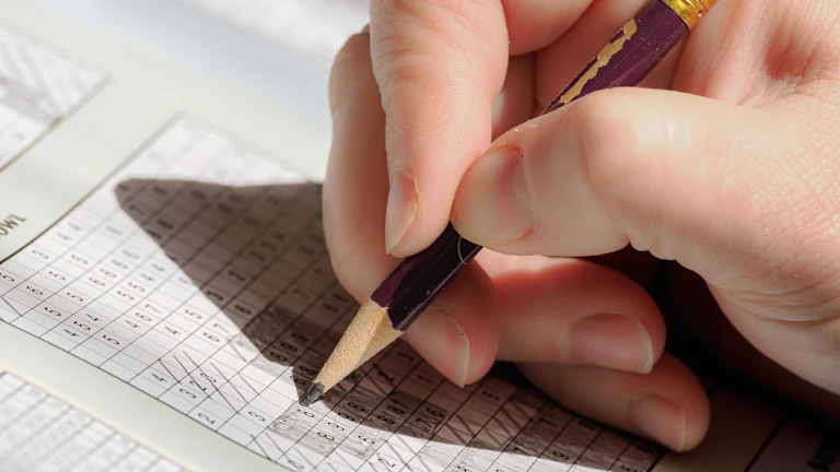 부동산 계약서에 서명을 하며 문서운을 확정 짓는 모습