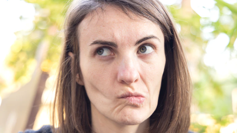 스트레스받으며 청구서를 보는 사람