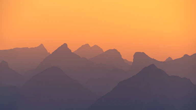 산 너머로 떠오르는 태양과 희망