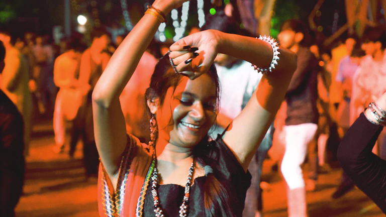 성공을 축하하며 환호하는 여성