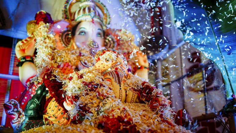 기미일주 여자, 2026년 대박 나는 재물운 비밀 완벽 분석 2 색종이 조각을 뿌리며 기뻐하는 여성