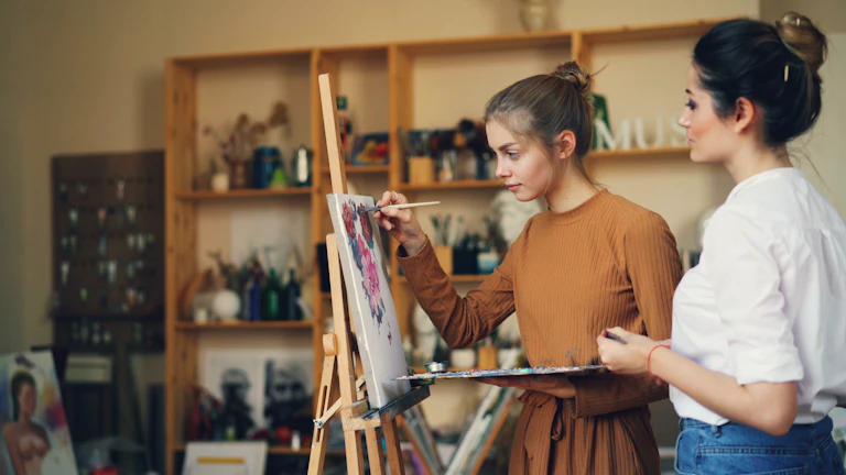 스튜디오에서 그림 그리기를 즐기는 여성
