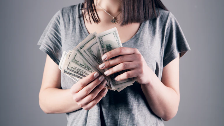 돈을 들고 있는 여성