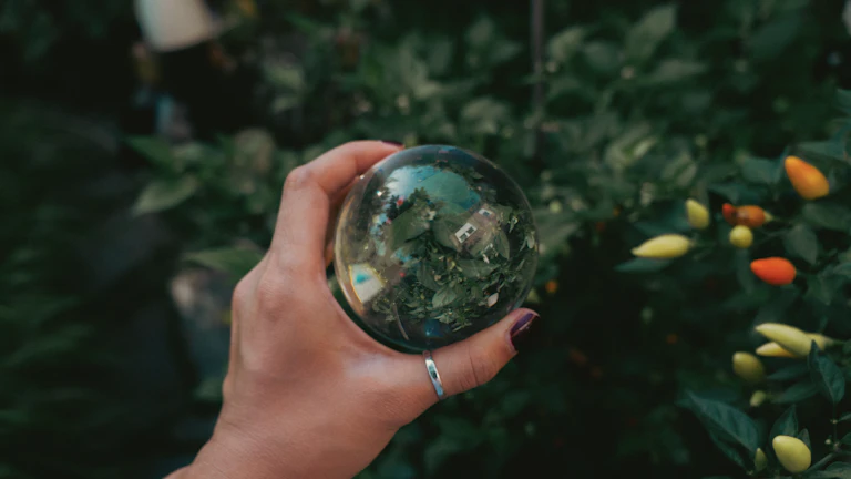 수정 구슬을 들여다보는 여성