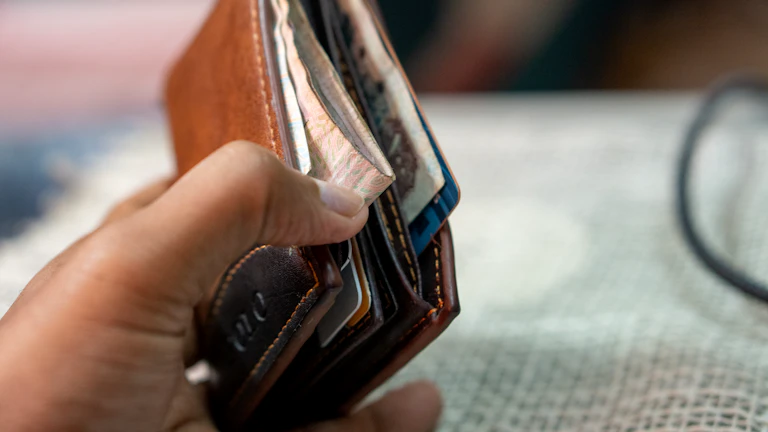 돈이 새는 당신의 지갑, 막는 비결과 재물복 채우는 팁 1 지갑을 열어보고 허탈해하는 여성