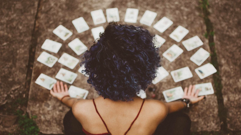 돈을 보며 고민하는 여성