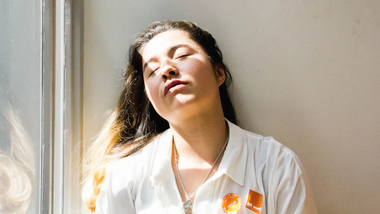 눈을 감고 명상하는 여성