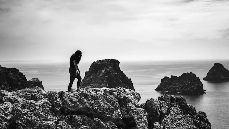 역경을 극복하고 환하게 웃는 여성