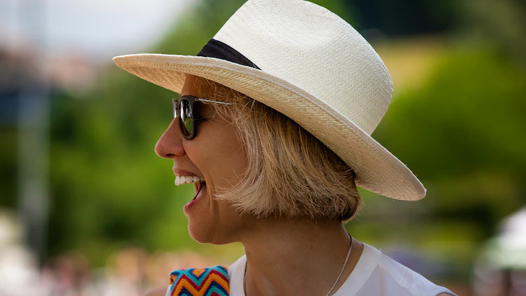 열정적으로 이야기하는 여성