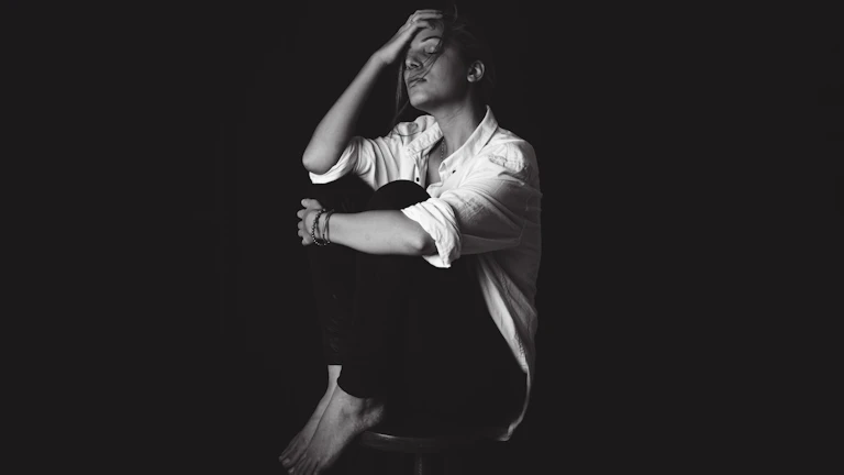 걱정하는 사람의 모습