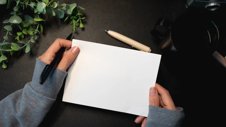 붓으로 문서를 작성하는 모습과 계약 및 상속의 성공