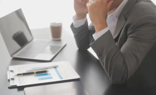 승진을 고민하며 업무에 집중하는 직장인