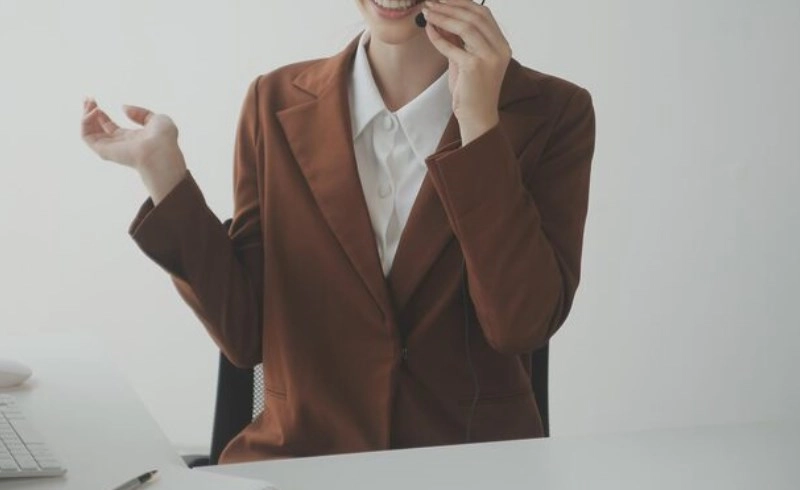 자신감 있게 말하는 비즈니스 여성