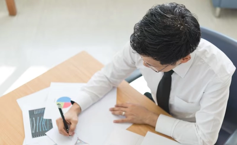 재무 계획을 세우는 사람