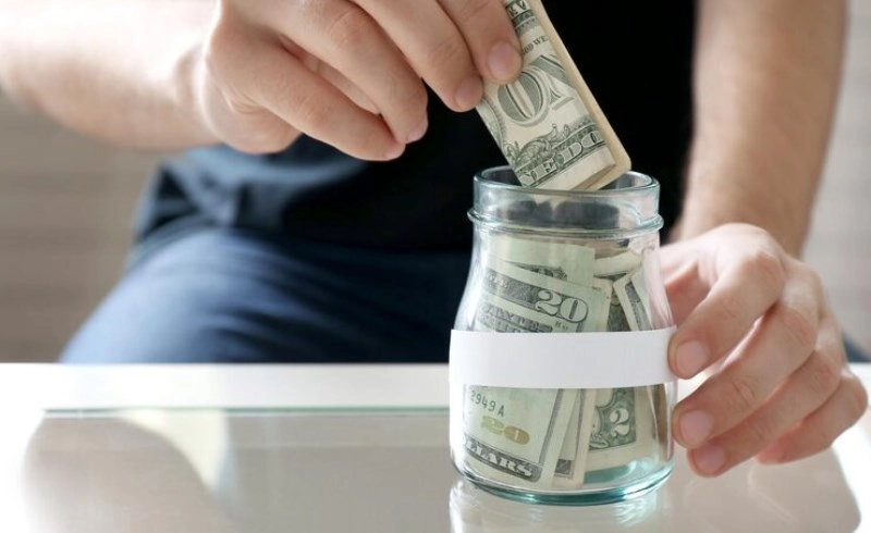 유리병에 돈을 모으는 모습