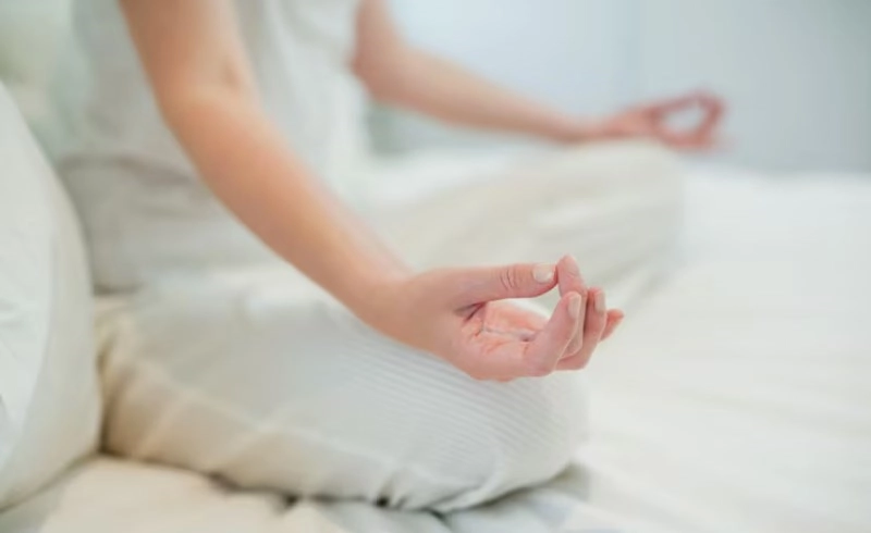 차분하게 명상하는 사람