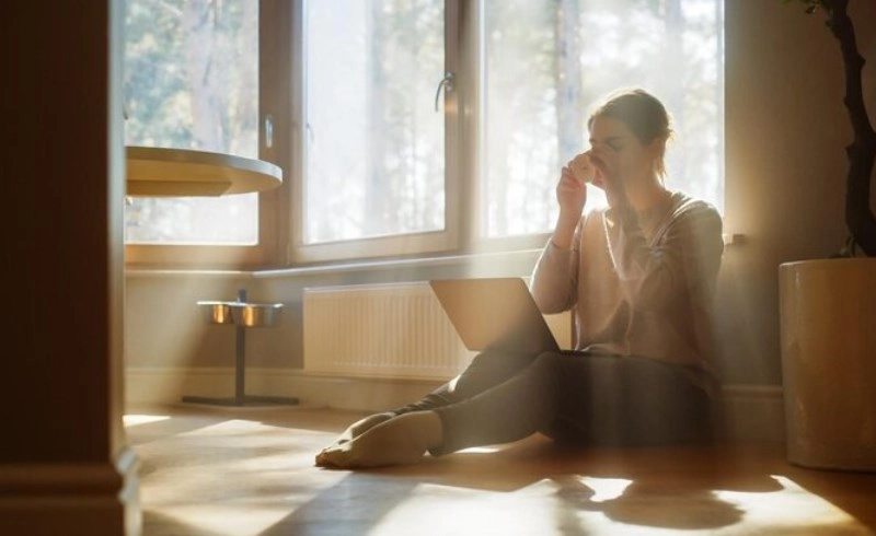 창밖을 생각에 잠겨 바라보는 사람