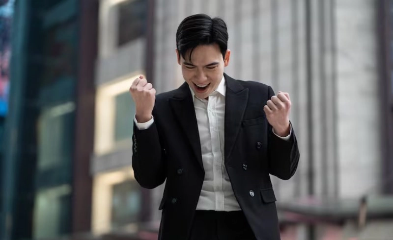 승진을 축하하며 환호하는 정장 차림의 남성