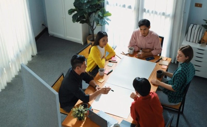 회의실에서 협업하는 사람들