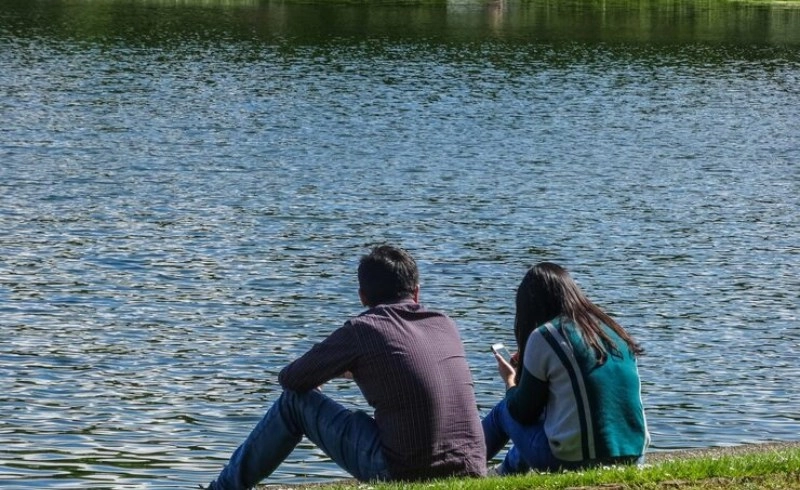 잔잔한 호수를 바라보는 사람