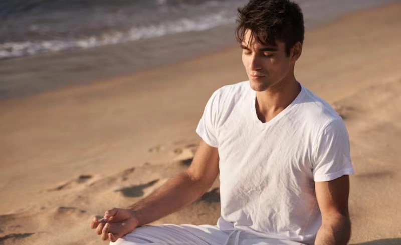 긍정적인 기운을 받는 명상하는 사람