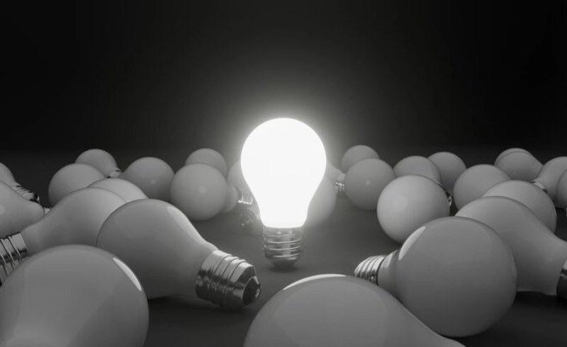 창의적인 아이디어와 직관력을 상징하는 빛나는 전구