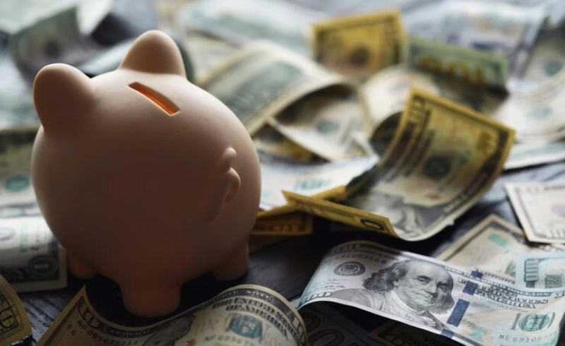 웃으며 돈을 세고 있는 여성