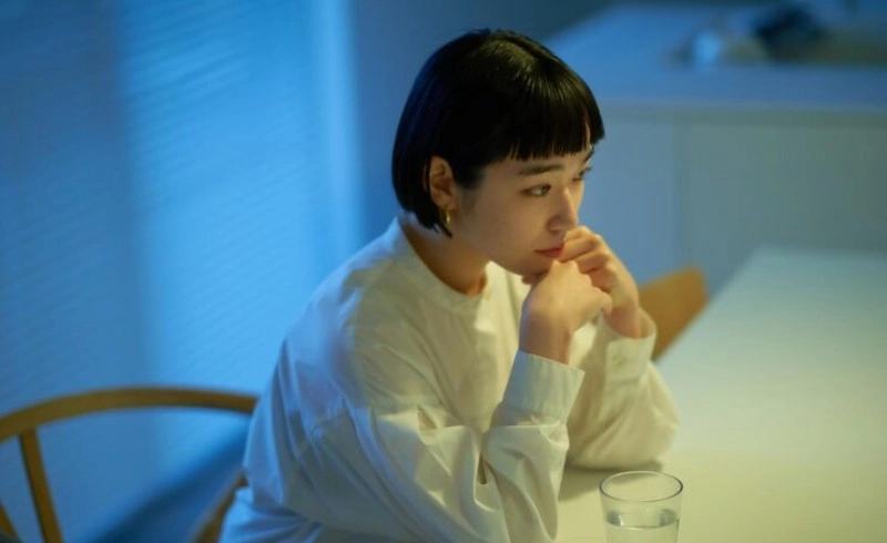 깊은 생각에 잠긴 사람