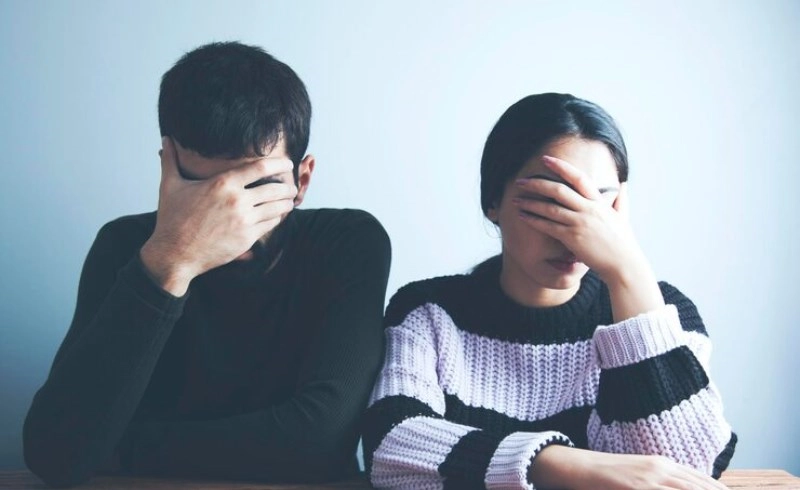 무료사주궁합 묘신원진살 궁합, 관계의 불편함 해소하고 평온 찾는 비법 1 다투고 있는 두 사람