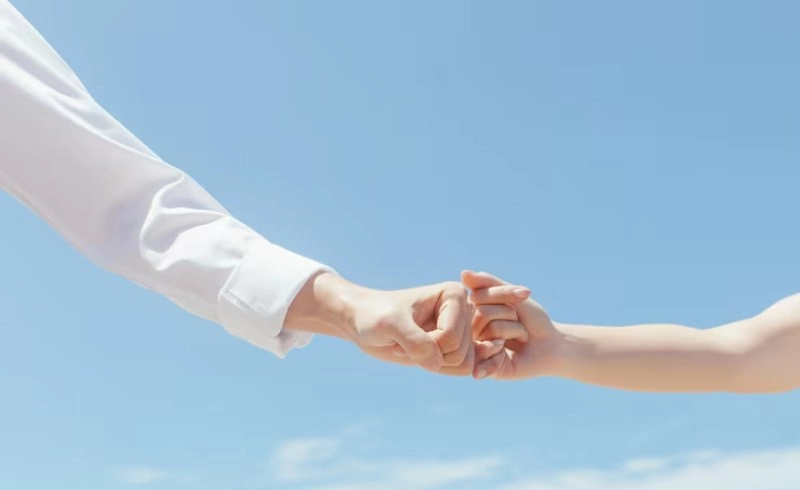 무료사주궁합 묘신원진살 궁합, 관계의 불편함 해소하고 평온 찾는 비법 4 서로의 손을 잡고 있는 손