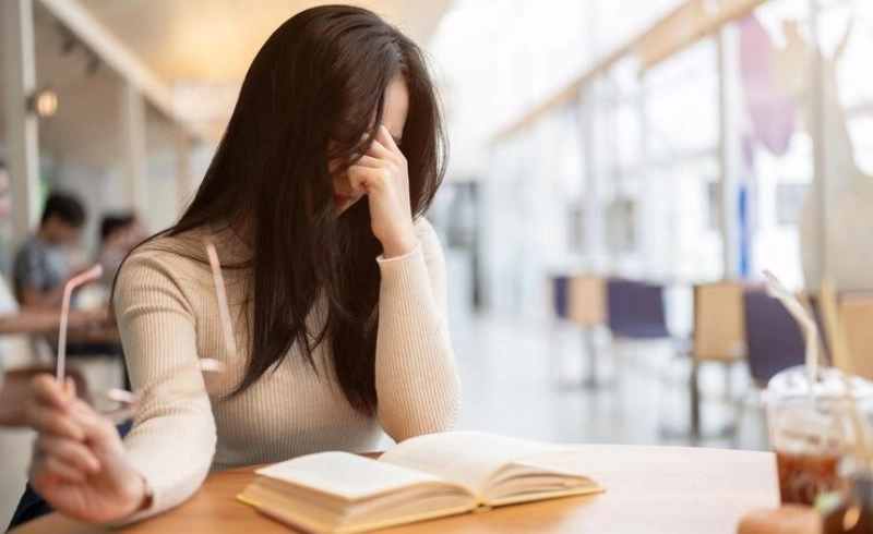시험합격사주 비법 인성 과다로 인한 공부 슬럼프와 스트레스 극복 전략 1 고민하는 학생
